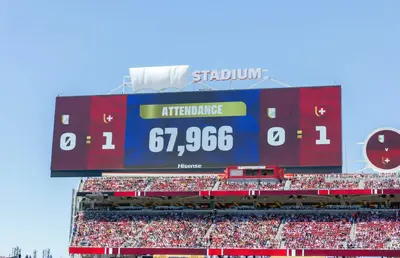 Au transformat restricția FIFA într-o idee genială de marketing! Ce reprezintă cearșaful alb de lângă tabela arenei din Santa Clara