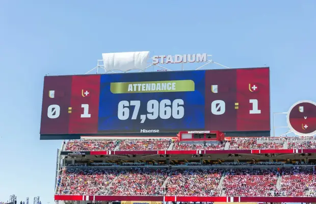 Au transformat restricția FIFA într-o idee genială de marketing! Ce reprezintă cearșaful alb de lângă tabela arenei din Santa Clara
