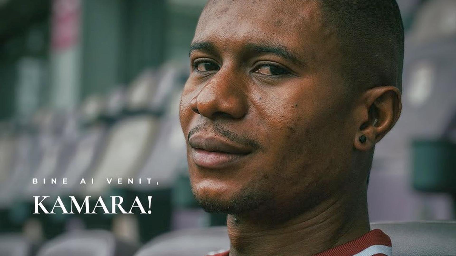 Mohammed Kamara în tricoul Rapid, prezentat oficial după transferul ca urmare a accidentării unui fotbalist din lot. | sursa foto: Gazeta Sporturilor