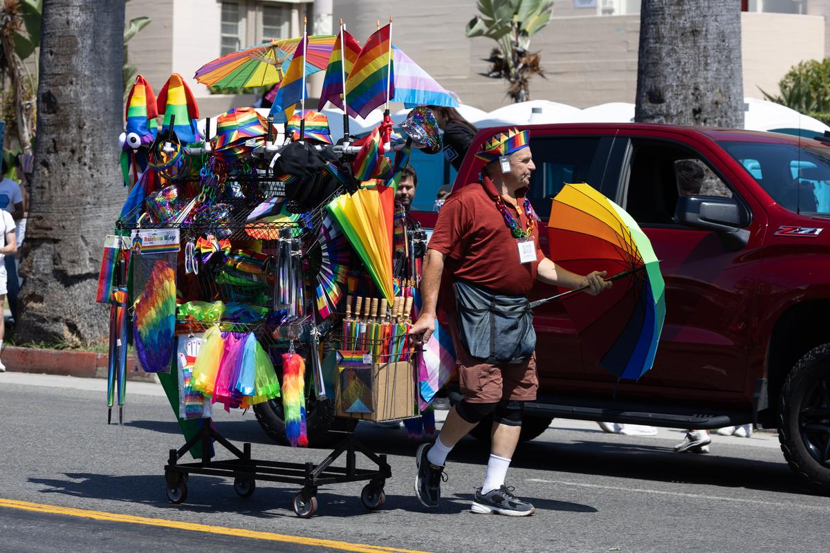 Cum arată cea mai veche paradă LGBTQ+ din lume: fără o Şoşoacă americană, dar cu oameni cai şi oameni televizoare, precum şi fani cu tricoul lui Messi