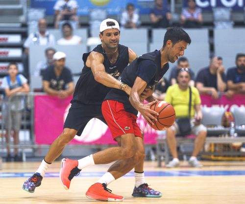 Grigor Dimitrov și Novak Djokovic într-un duel dintr-un meci de baschet la Zadar FOTO Adria Tour