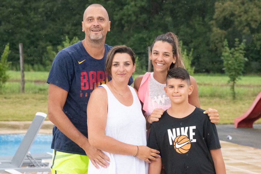 Alături de familia sa, Virgil Căruțașu, mama Andreea și fratele Darius FOTO Raed Krishan Alături de familia sa, Virgil Căruțașu, mama Andreea și fratele Darius FOTO Raed Krishan