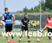 Toni Petrea (negru) a condus primul său antrenament la FCSB // foto: fcsb.ro