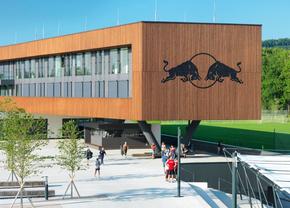 Industria Red Bull Salzburg » Reportaj de la fabrica de fotbaliști din Austria: condiții SF!