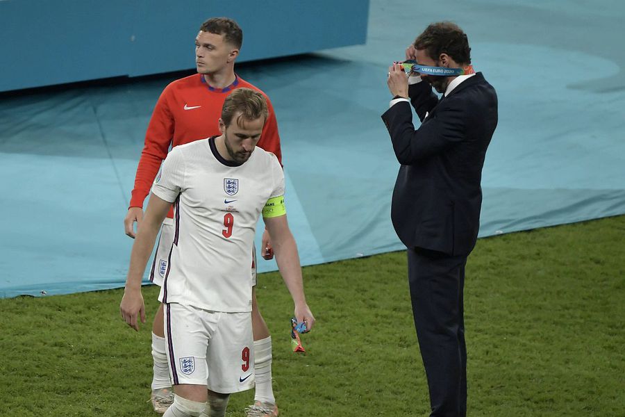 Jucătorii englezi și-au dat jos medaliile după festivitatea de premiere de la Italia-Anglia, finala Euro 2020, foto: Imago Black penalties matter