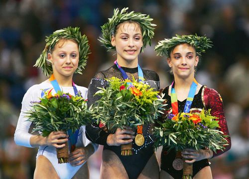 Cătălina Ponor, medalie de aur, și Nicoleta Daniela Sofronie, stânga, argint, la Atena, foto: Guliver/gettyimages