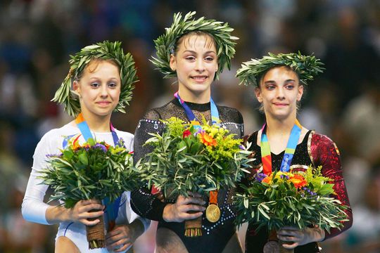 Cătălina Ponor, medalie de aur, și Nicoleta Daniela Sofronie, stânga, argint, la Atena, foto: Guliver/gettyimages