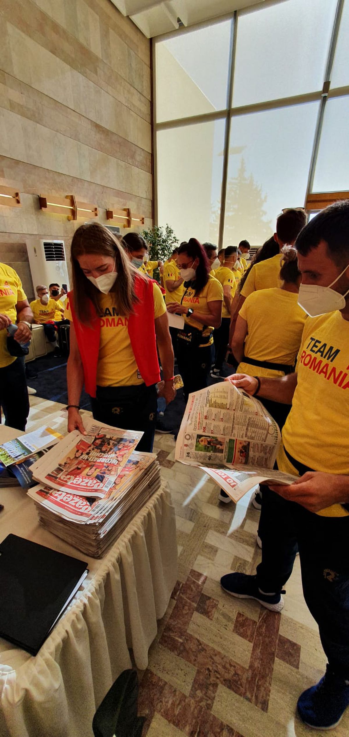 Cu Gazeta Sporturilor spre Tokyo » Olimpicii României au răsfoit ediția specială dedicată lor de GSP în ziua zborului