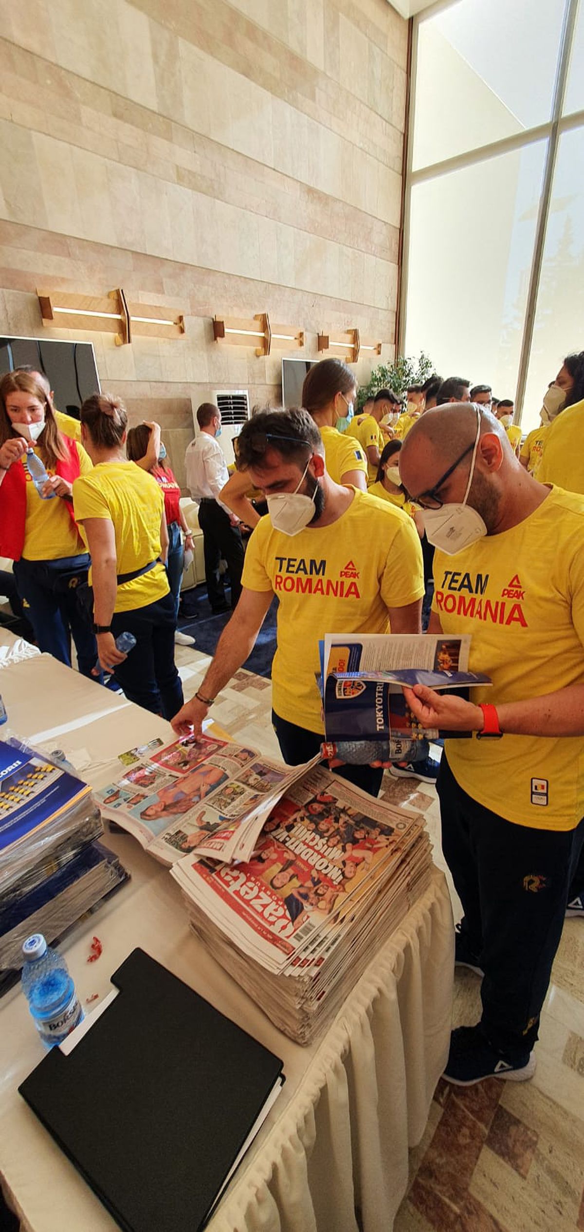 Cu Gazeta Sporturilor spre Tokyo » Olimpicii României au răsfoit ediția specială dedicată lor de GSP în ziua zborului