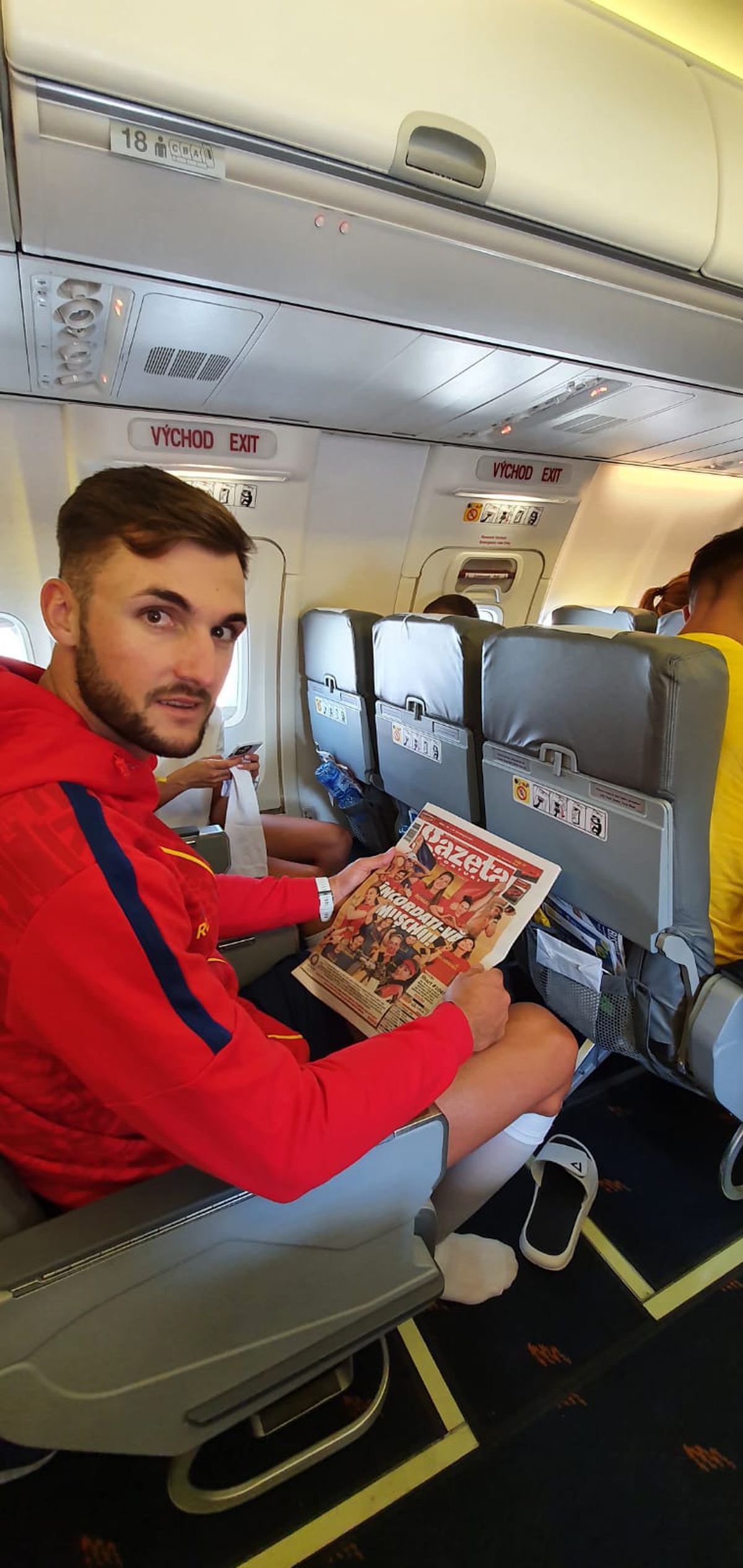 Delegația Tokyo citind Gazeta Sporturilor