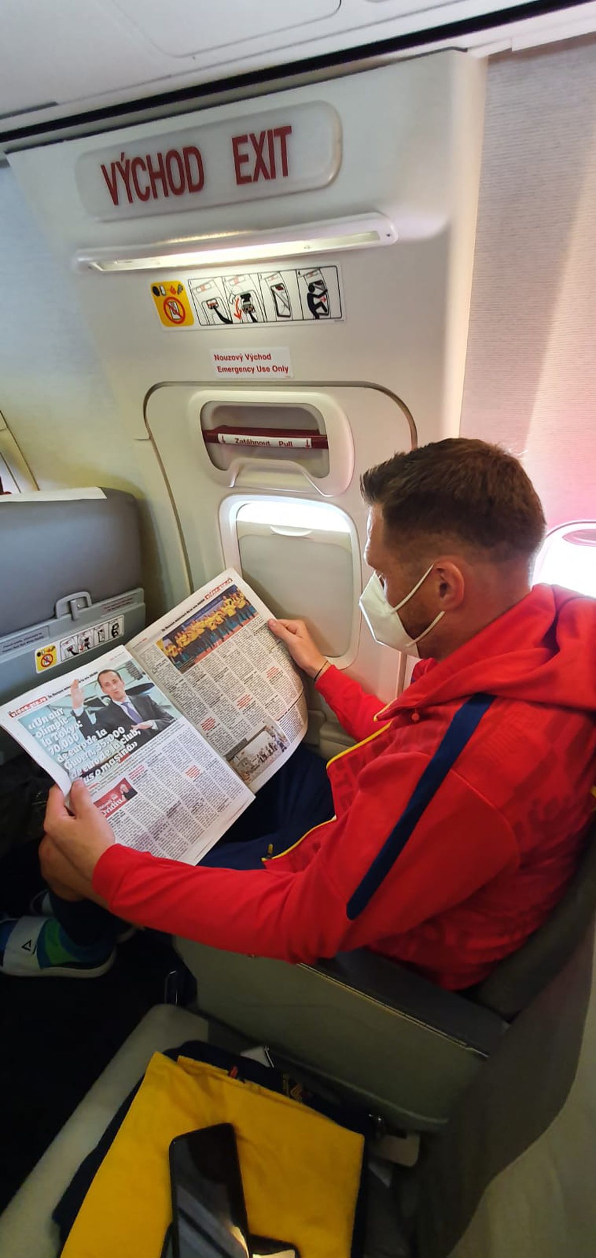 Delegația Tokyo citind Gazeta Sporturilor