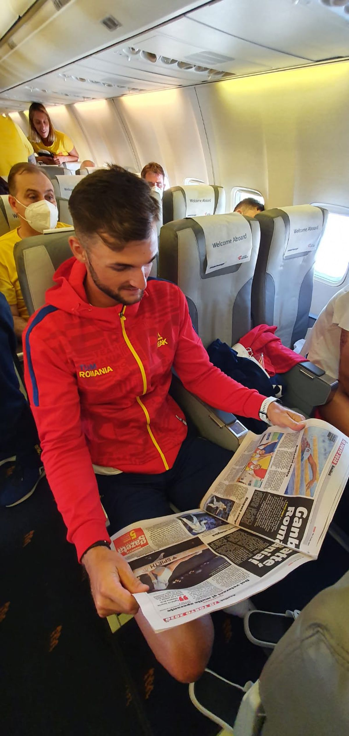 Delegația Tokyo citind Gazeta Sporturilor