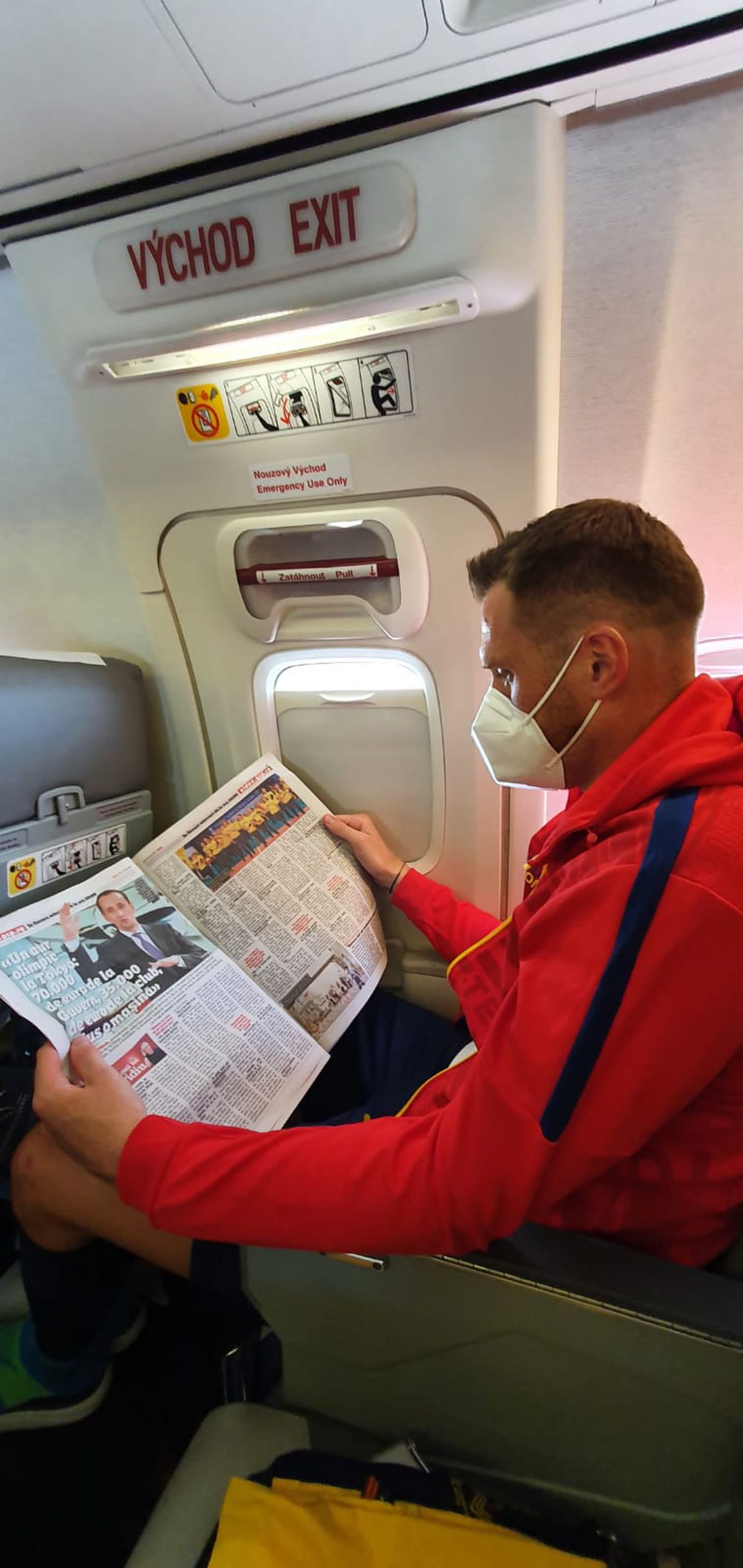 Cu Gazeta Sporturilor spre Tokyo » Olimpicii României au răsfoit ediția specială dedicată lor de GSP în ziua zborului