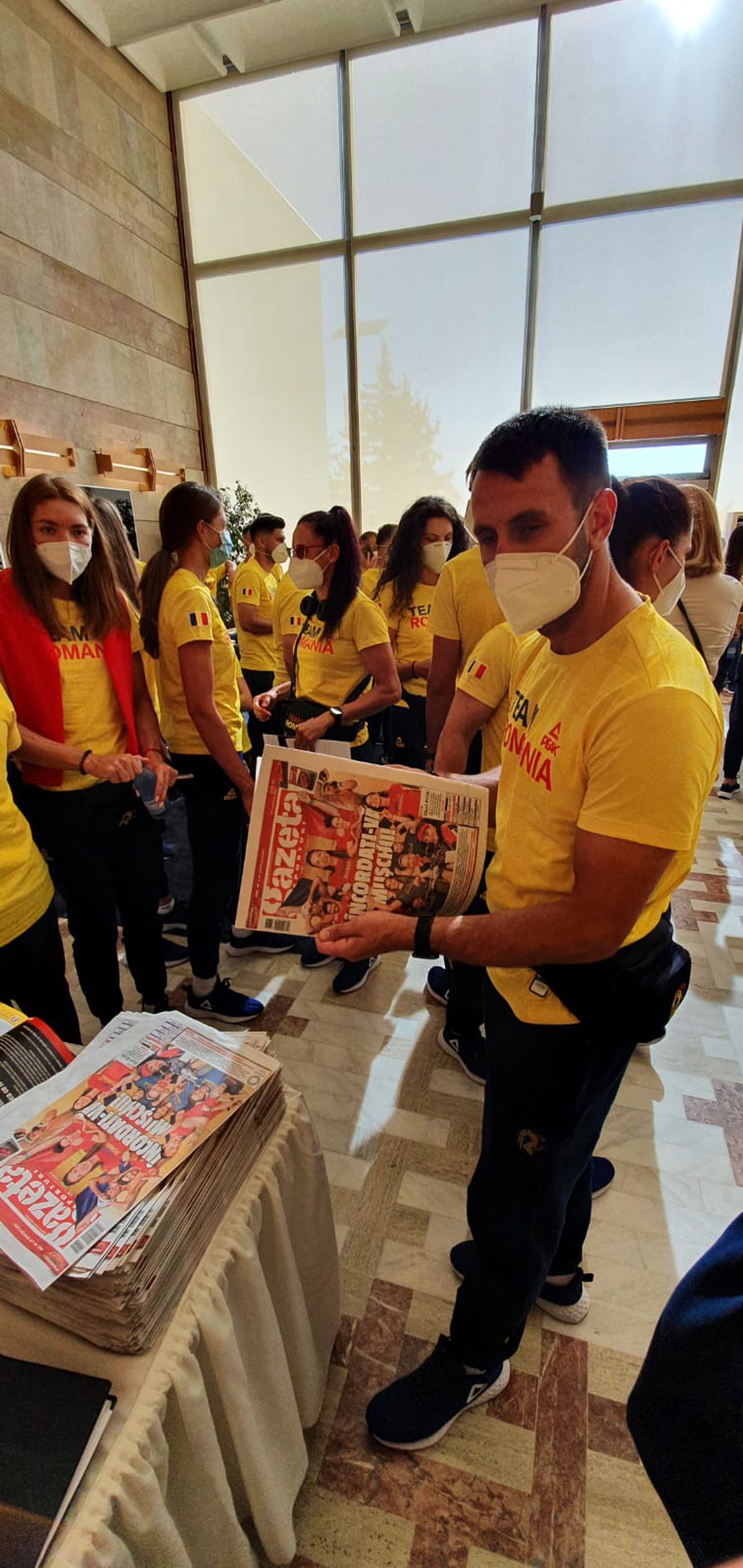 Cu Gazeta Sporturilor spre Tokyo » Olimpicii României au răsfoit ediția specială dedicată lor de GSP în ziua zborului