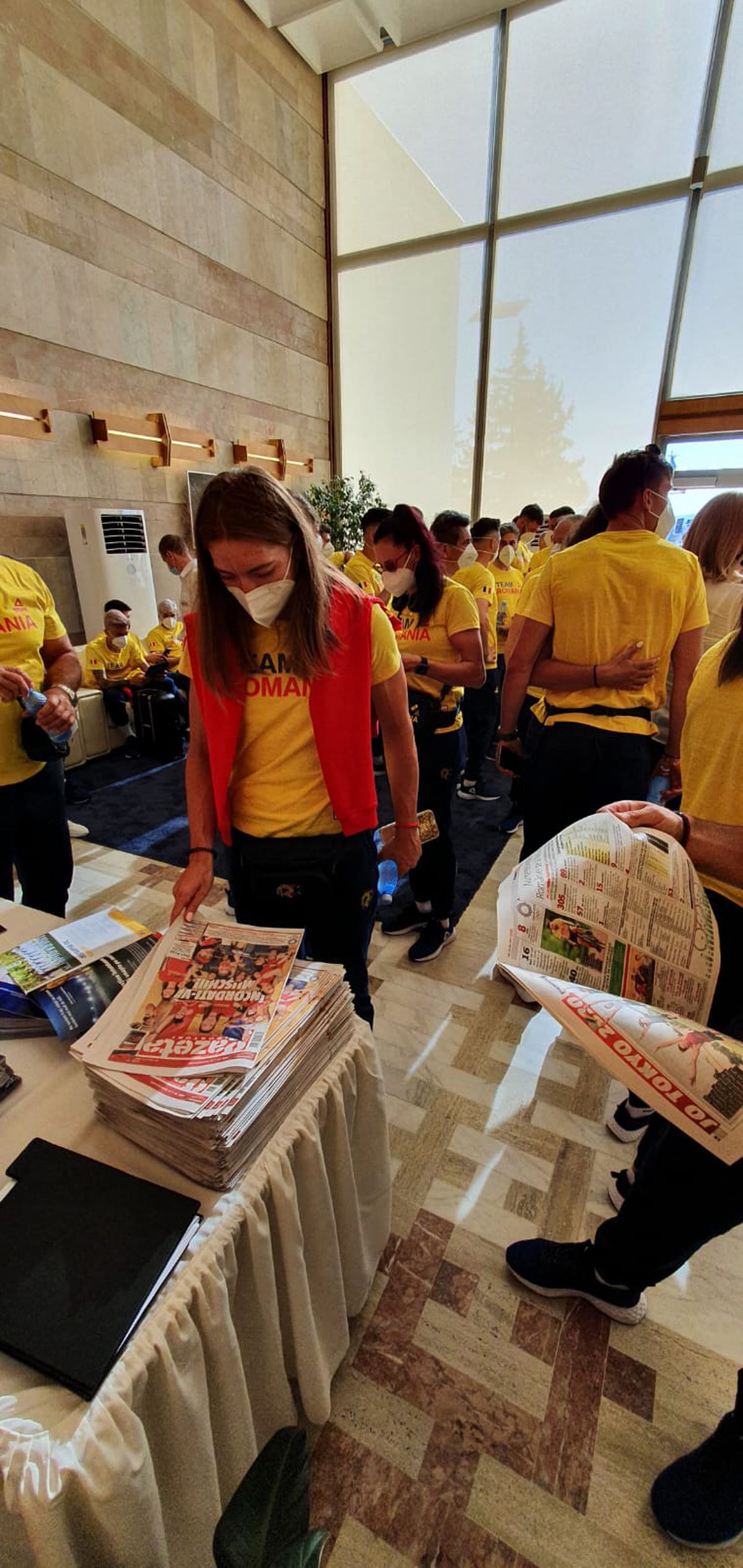 Delegația Tokyo citind Gazeta Sporturilor