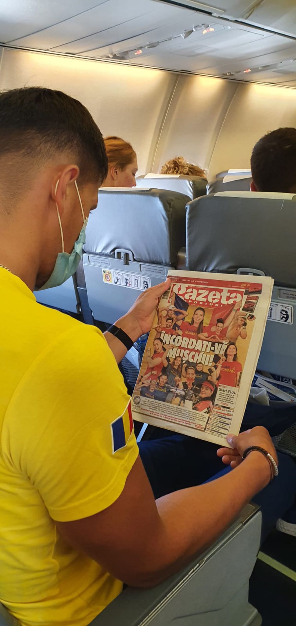 Delegația Tokyo citind Gazeta Sporturilor