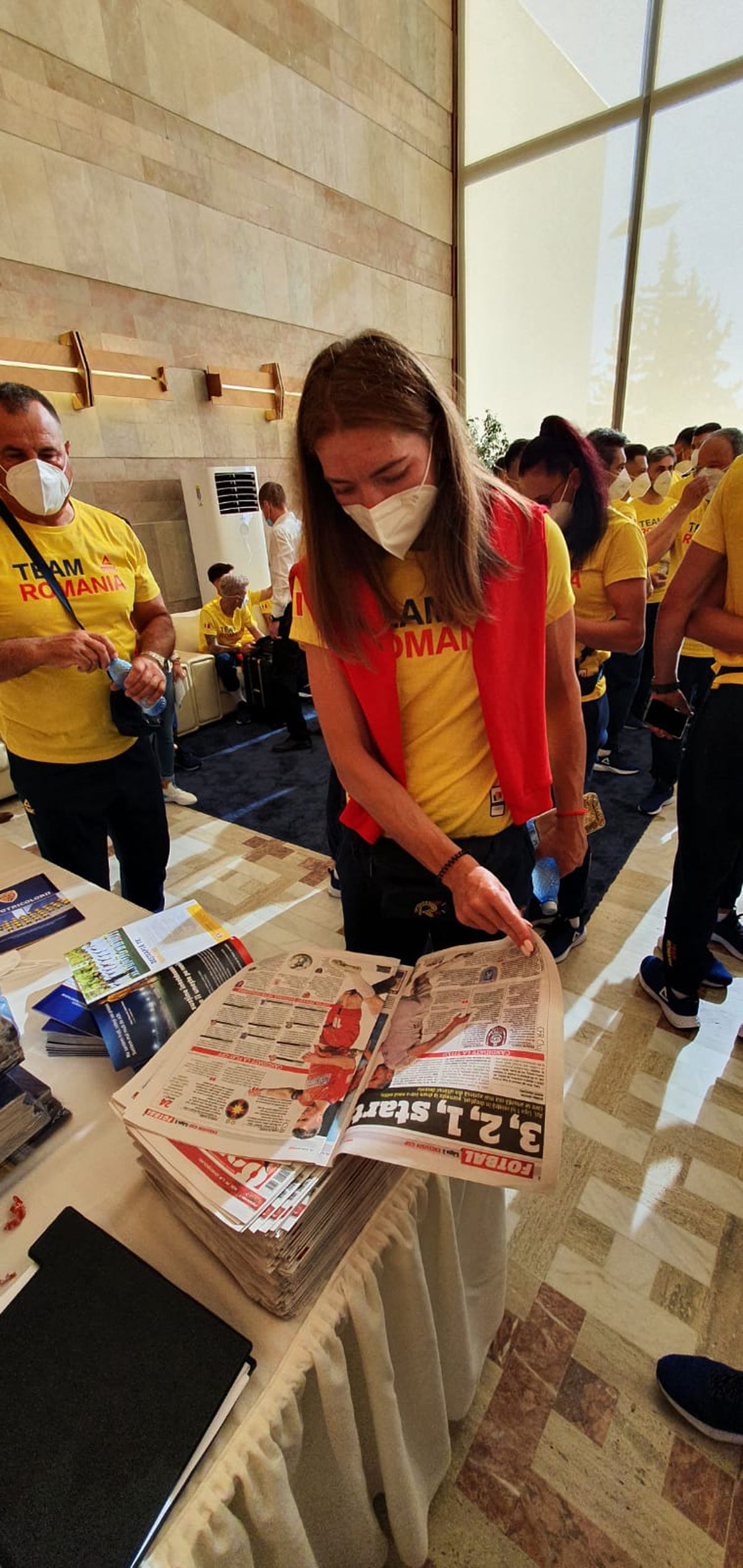 Delegația Tokyo citind Gazeta Sporturilor