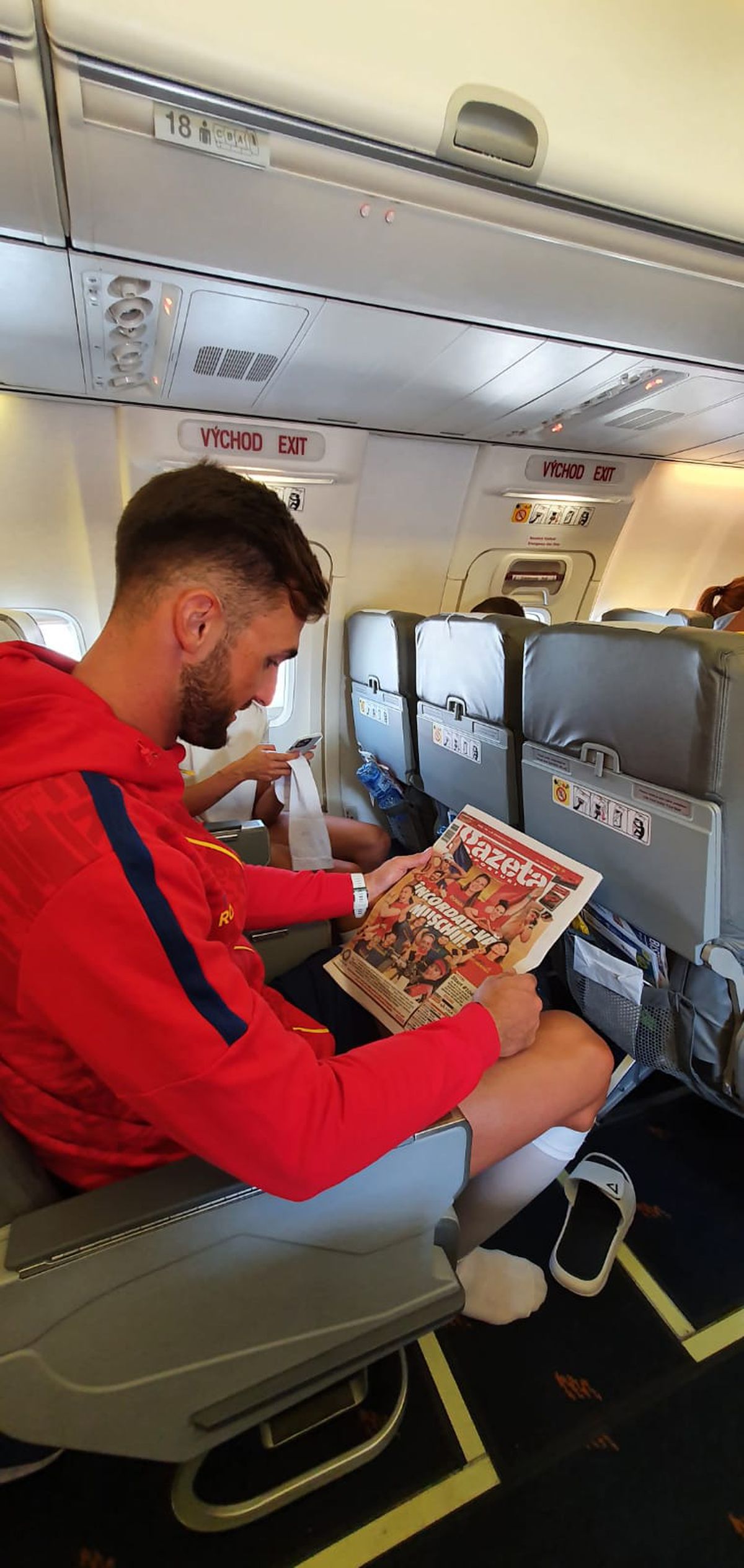 Cu Gazeta Sporturilor spre Tokyo » Olimpicii României au răsfoit ediția specială dedicată lor de GSP în ziua zborului