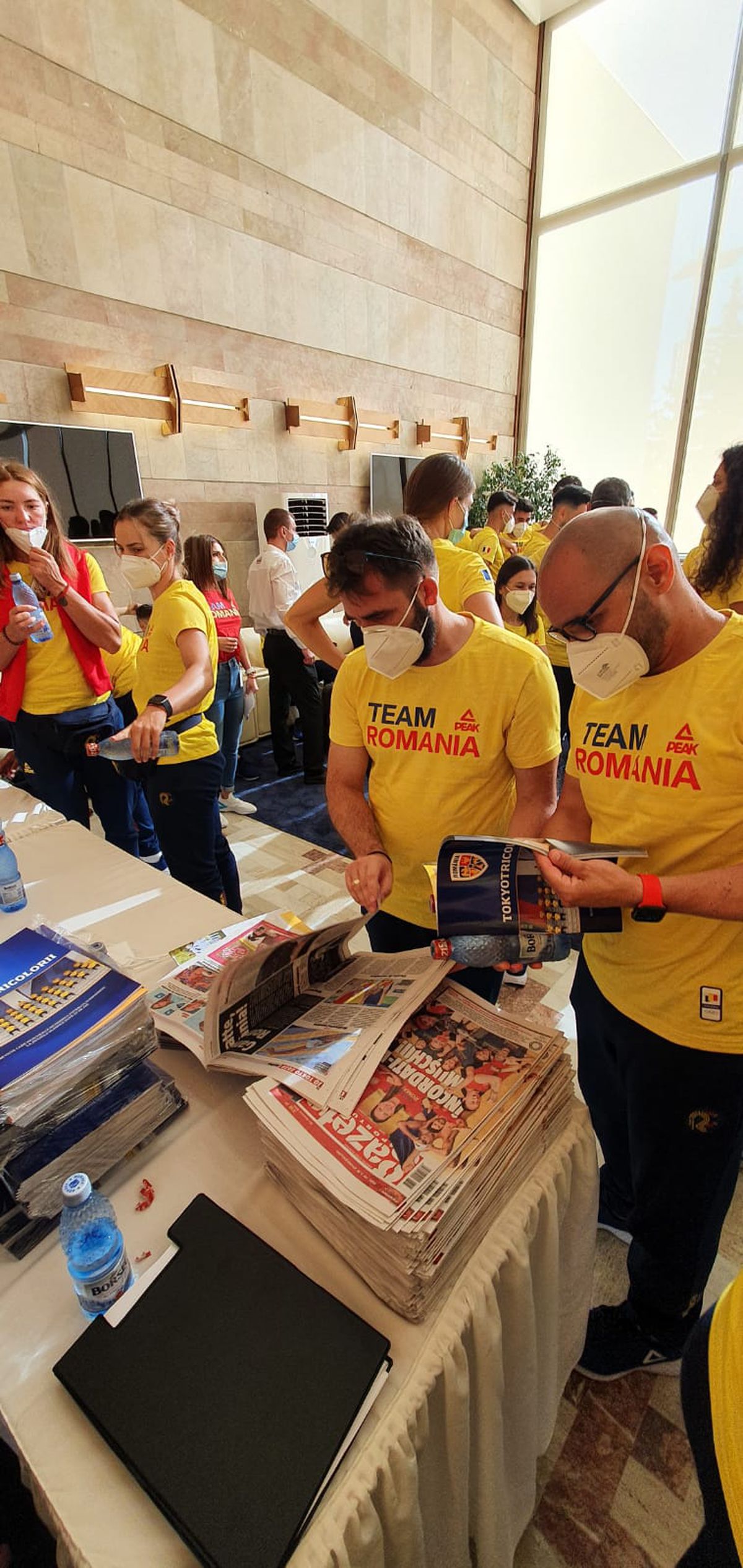 Delegația Tokyo citind Gazeta Sporturilor