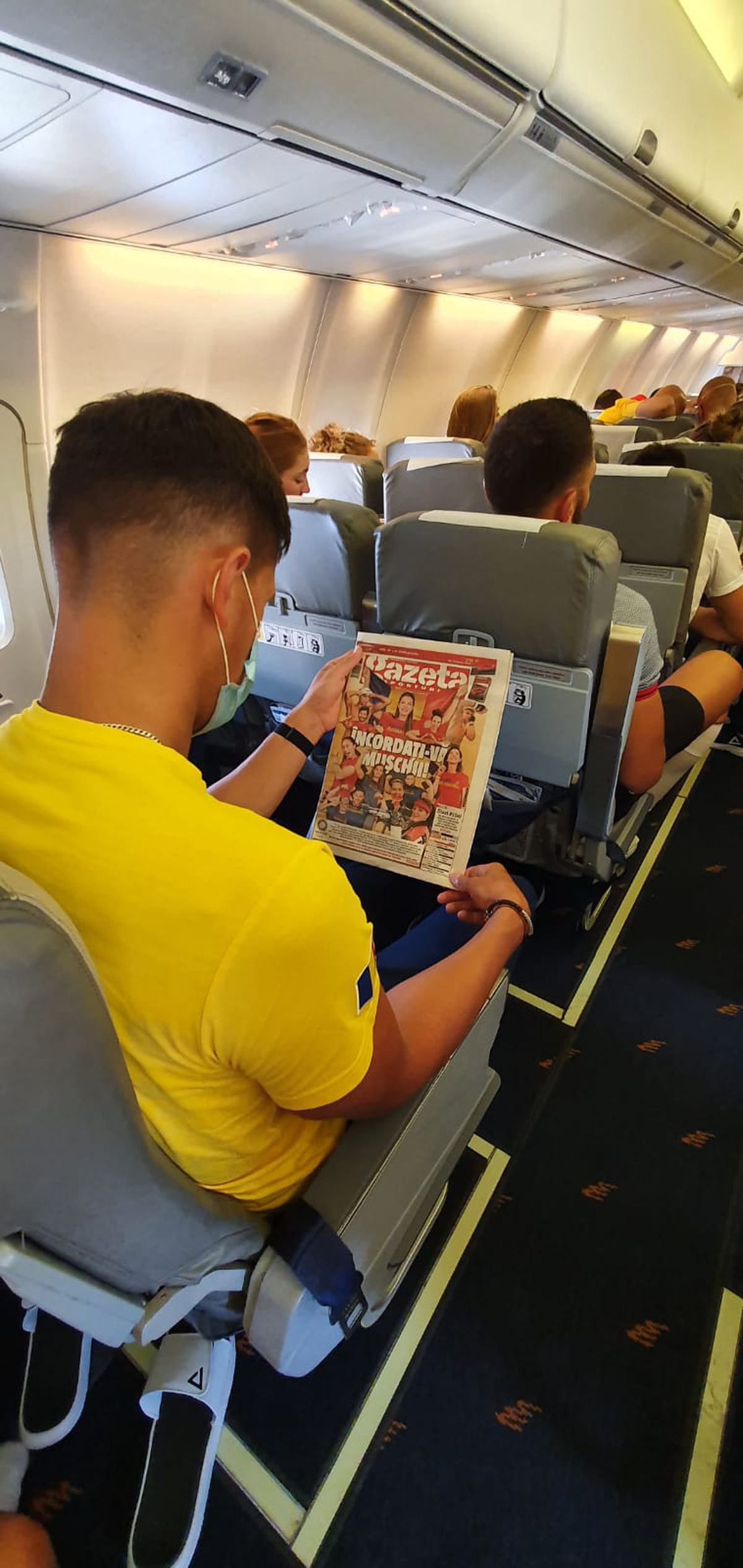 Cu Gazeta Sporturilor spre Tokyo » Olimpicii României au răsfoit ediția specială dedicată lor de GSP în ziua zborului