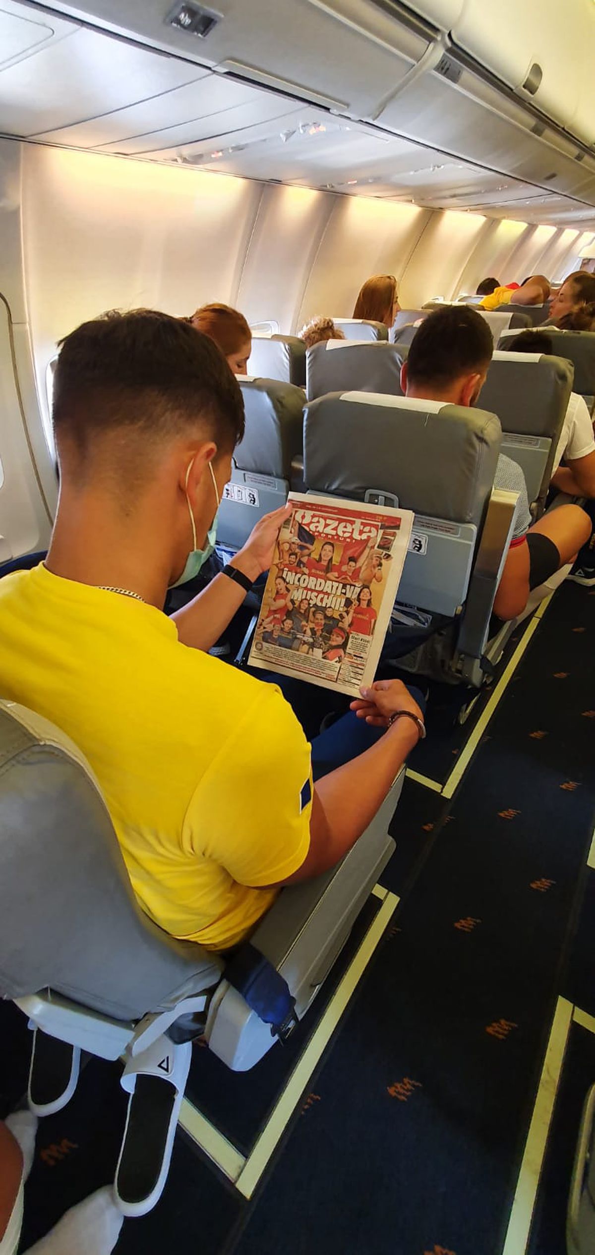 Cu Gazeta Sporturilor spre Tokyo » Olimpicii României au răsfoit ediția specială dedicată lor de GSP în ziua zborului