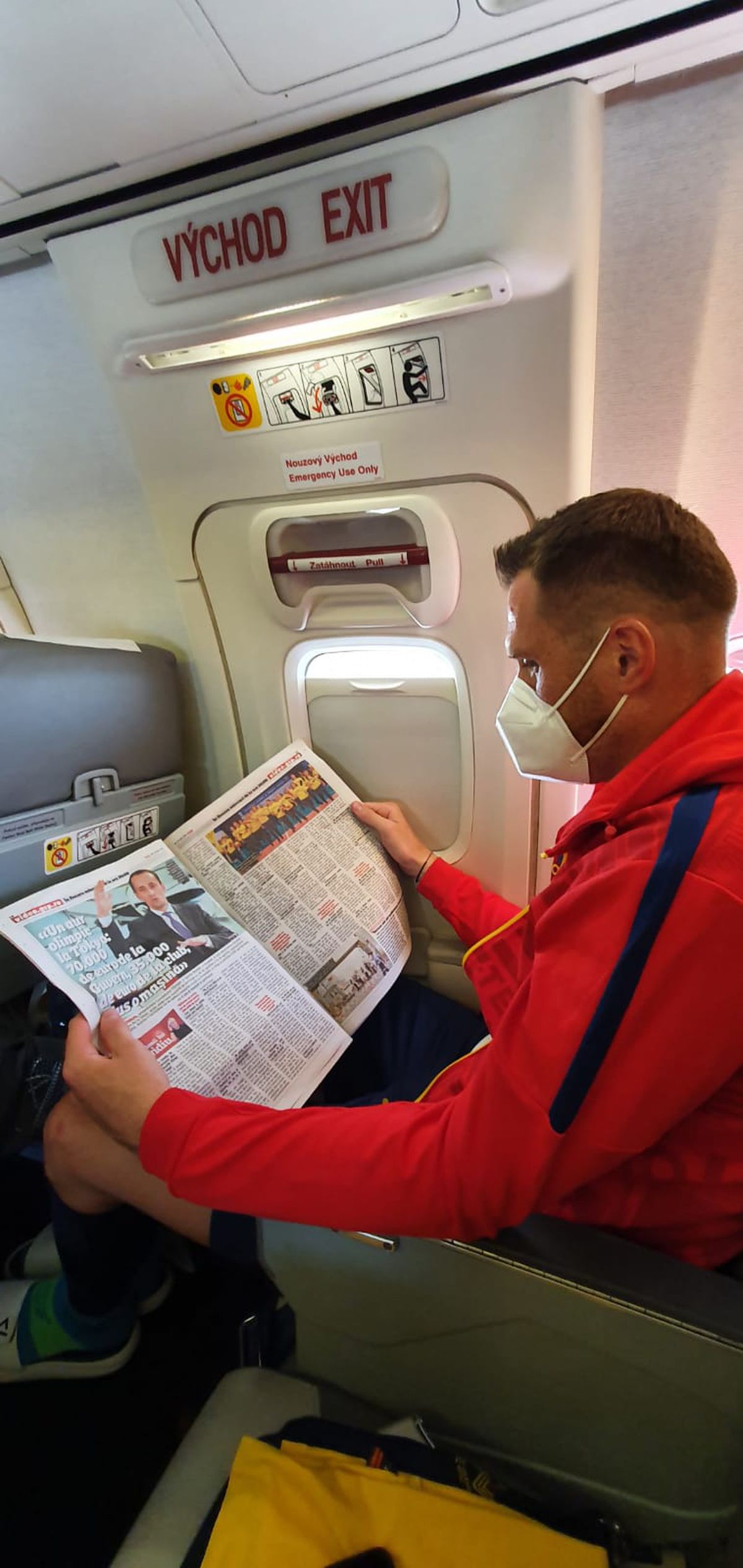 Cu Gazeta Sporturilor spre Tokyo » Olimpicii României au răsfoit ediția specială dedicată lor de GSP în ziua zborului