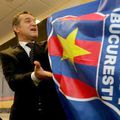 Gigi Becali, patronul FCSB, alături de steagul Stelei