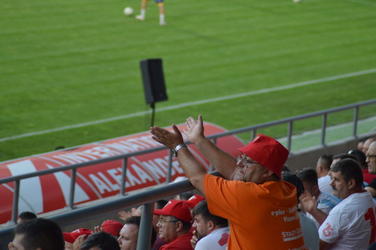 UTA și-a prezentat lotul și noul echipament » 2.500 de spectatori și amical special la Arad