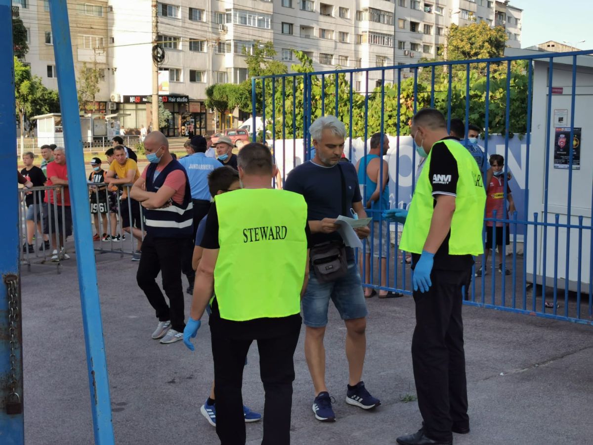 Război pe toate fronturile! Peluza Nord, mesaj acid pentru CSA Steaua, pe stadionul din Botoșani