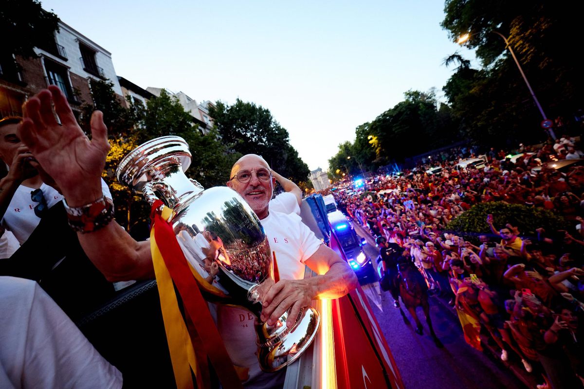 Fiesta! Spania, în sărbătoare » Primire de vis la Madrid a campionilor europeni: imagini copleșitoare cu jucătorii și fanii în Plaza Cibeles. Jumătate de milion de persoane i-au sărbătorit pe străzi pe campioni!