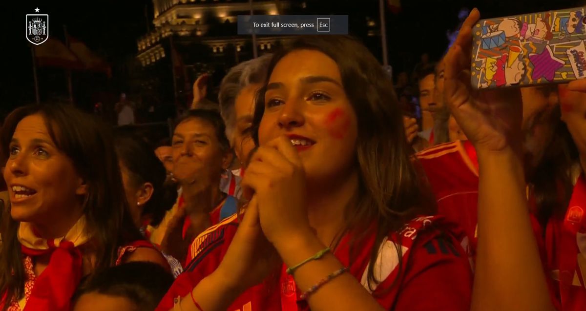 Fiesta! Spania, în sărbătoare » Primire de vis la Madrid a campionilor europeni: imagini copleșitoare cu jucătorii și fanii în Plaza Cibeles. Jumătate de milion de persoane i-au sărbătorit pe străzi pe campioni!