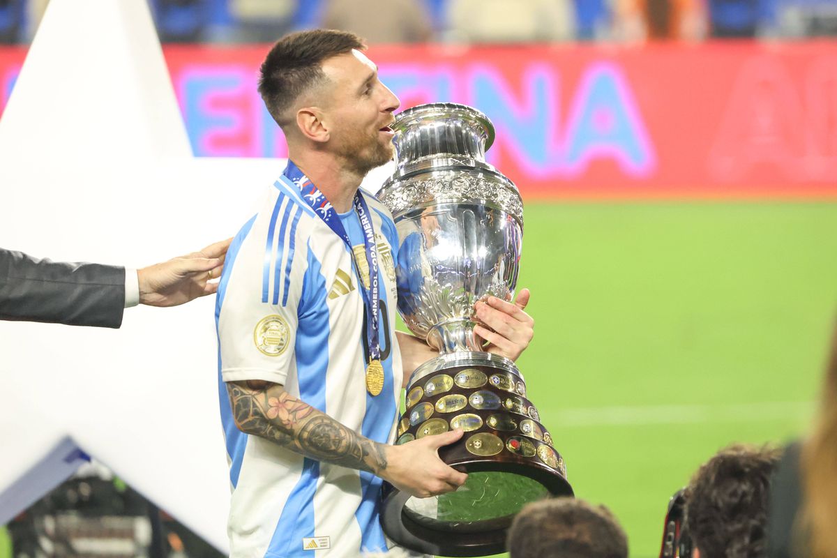 Atenție, imagini horror! » Glezna lui Messi, distrusă în finala Copa America: Leo a izbucnit în lacrimi pe bancă