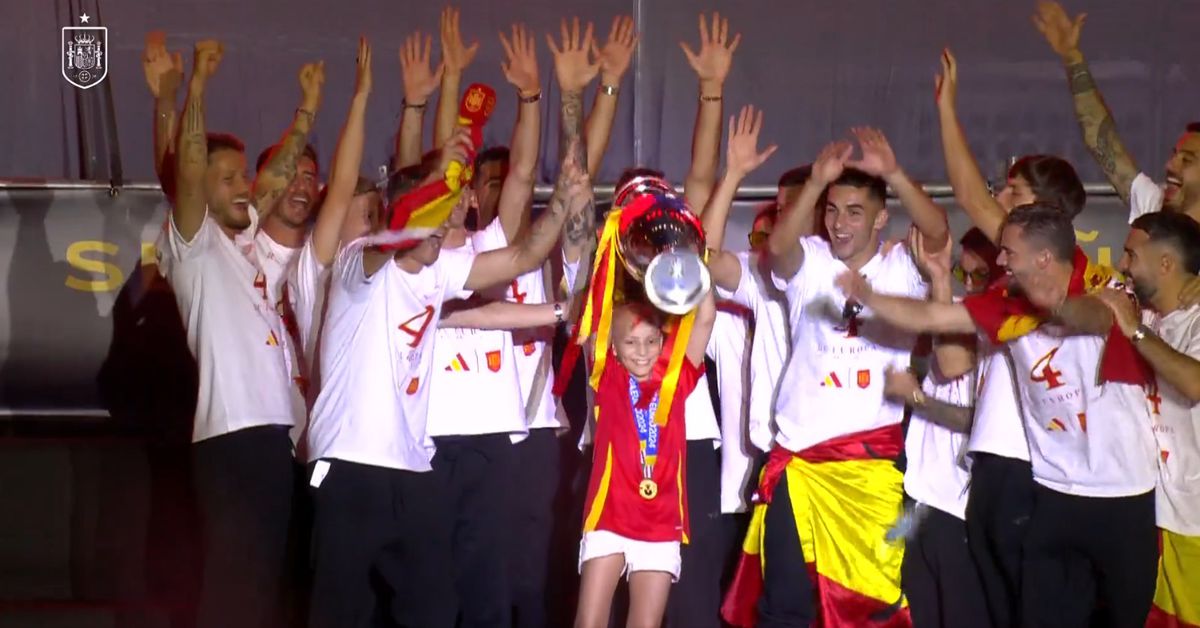 Fiesta! Spania, în sărbătoare » Primire de vis la Madrid a campionilor europeni: imagini copleșitoare cu jucătorii și fanii în Plaza Cibeles. Jumătate de milion de persoane i-au sărbătorit pe străzi pe campioni!