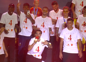 Fiesta! Spania, în sărbătoare » Primire de vis la Madrid a campionilor europeni: imagini copleșitoare cu jucătorii și fanii în Plaza Cibeles. Jumătate de milion de persoane i-au sărbătorit pe străzi pe campioni!