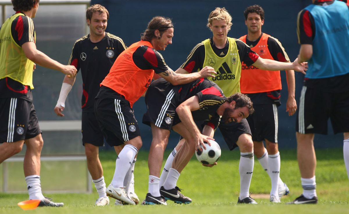 Legendarul Ballack își scoate la vânzare o mașină din 1960! Suma incredibilă pe care o cere la licitație pentru „bijuterie”: sunt doar 56 de exemplare în toată lumea