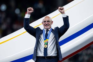 Antrenorul campioanei Europei prelungește, cu salariu triplat!