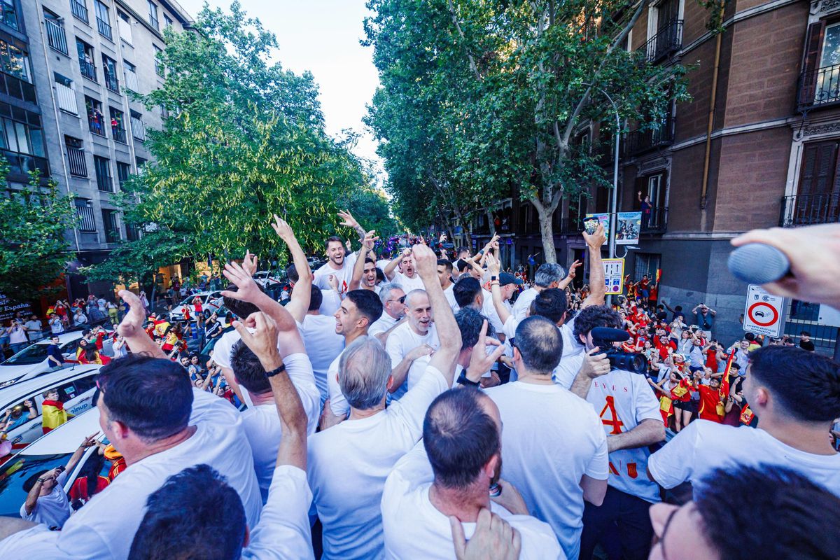 Fiesta! Spania, în sărbătoare » Primire de vis la Madrid a campionilor europeni: imagini copleșitoare cu jucătorii și fanii în Plaza Cibeles. Jumătate de milion de persoane i-au sărbătorit pe străzi pe campioni!