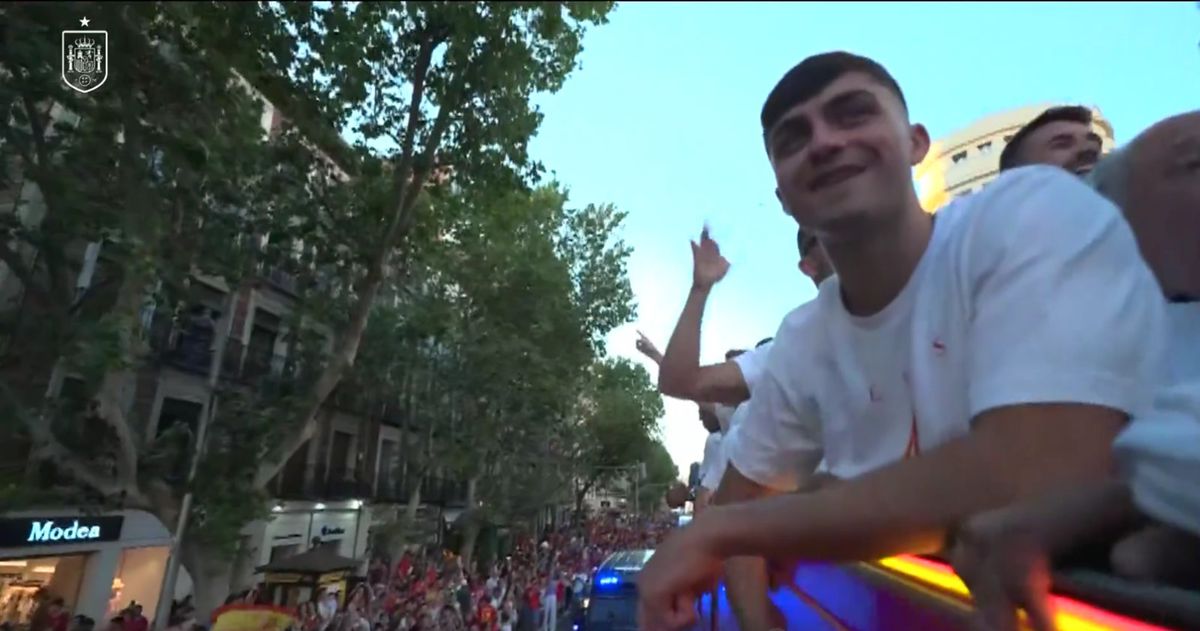 Fiesta! Spania, în sărbătoare » Primire de vis la Madrid a campionilor europeni: imagini copleșitoare cu jucătorii și fanii în Plaza Cibeles. Jumătate de milion de persoane i-au sărbătorit pe străzi pe campioni!