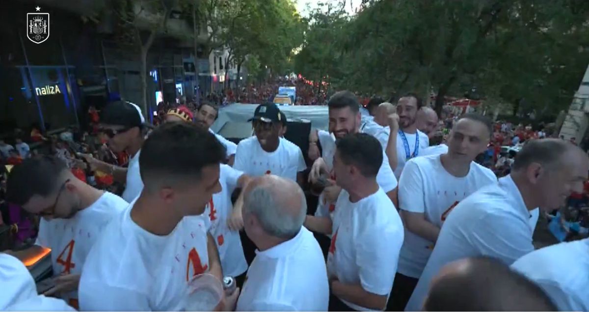 Fiesta! Spania, în sărbătoare » Primire de vis la Madrid a campionilor europeni: imagini copleșitoare cu jucătorii și fanii în Plaza Cibeles. Jumătate de milion de persoane i-au sărbătorit pe străzi pe campioni!