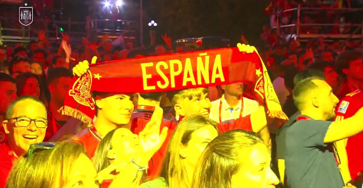 Fiesta! Spania, în sărbătoare » Primire de vis la Madrid a campionilor europeni: imagini copleșitoare cu jucătorii și fanii în Plaza Cibeles. Jumătate de milion de persoane i-au sărbătorit pe străzi pe campioni!