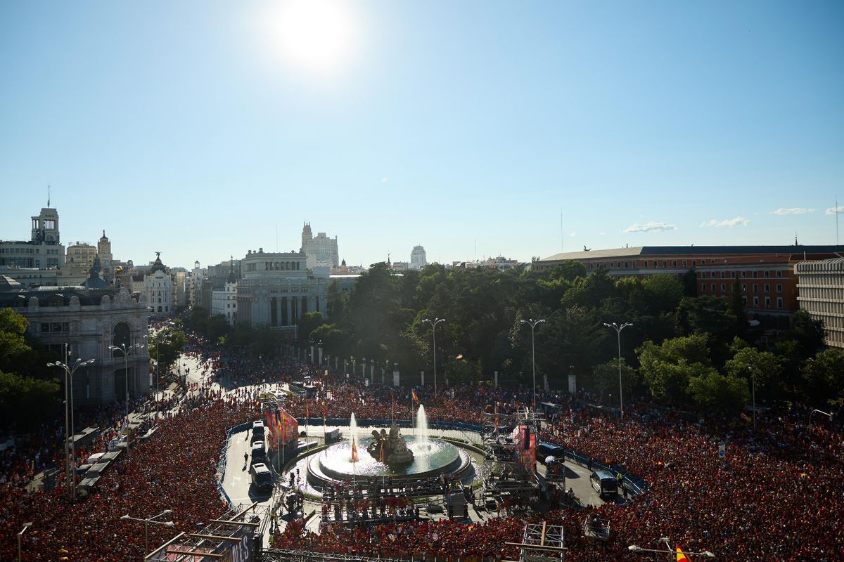 Fiesta! Spania, în sărbătoare » Primire de vis la Madrid a campionilor europeni: imagini copleșitoare cu jucătorii și fanii în Plaza Cibeles. Jumătate de milion de persoane i-au sărbătorit pe străzi pe campioni!