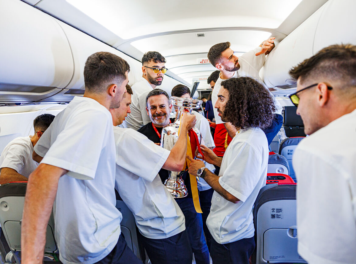 Petrecerea spaniolilor în avionul spre Madrid