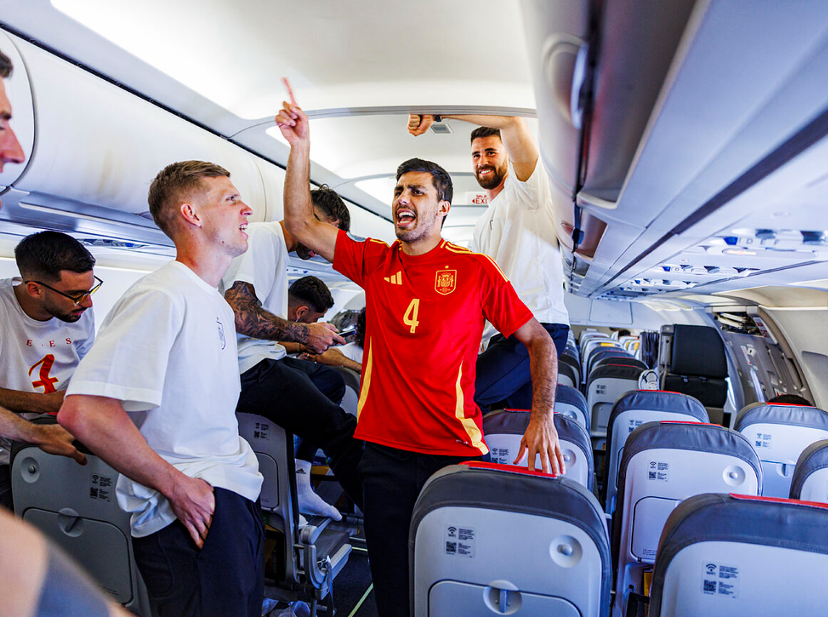 Petrecerea spaniolilor în avionul spre Madrid