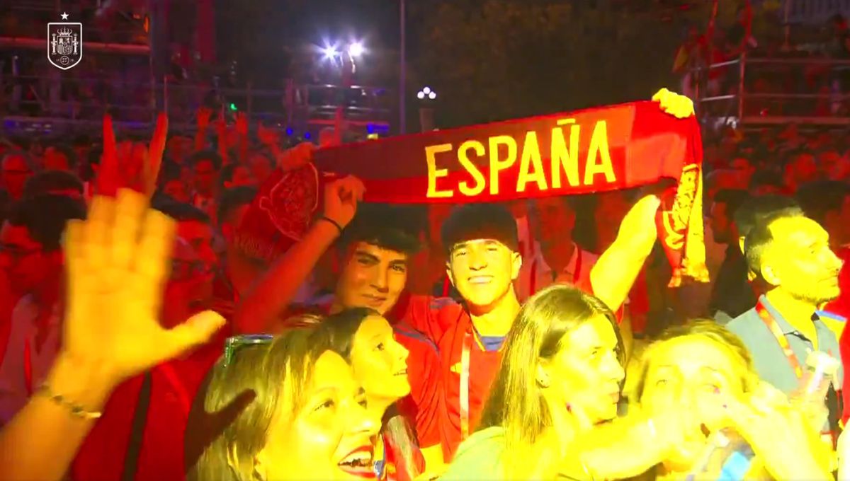 Fiesta! Spania, în sărbătoare » Primire de vis la Madrid a campionilor europeni: imagini copleșitoare cu jucătorii și fanii în Plaza Cibeles. Jumătate de milion de persoane i-au sărbătorit pe străzi pe campioni!