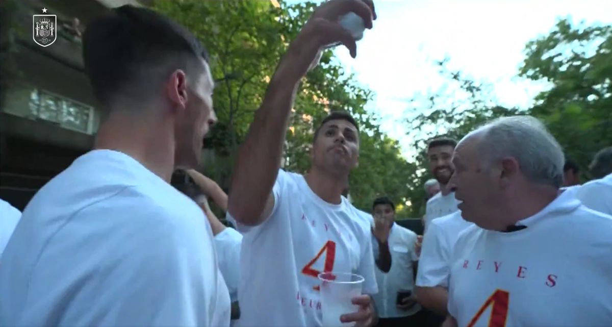 Fiesta! Spania, în sărbătoare » Primire de vis la Madrid a campionilor europeni: imagini copleșitoare cu jucătorii și fanii în Plaza Cibeles. Jumătate de milion de persoane i-au sărbătorit pe străzi pe campioni!