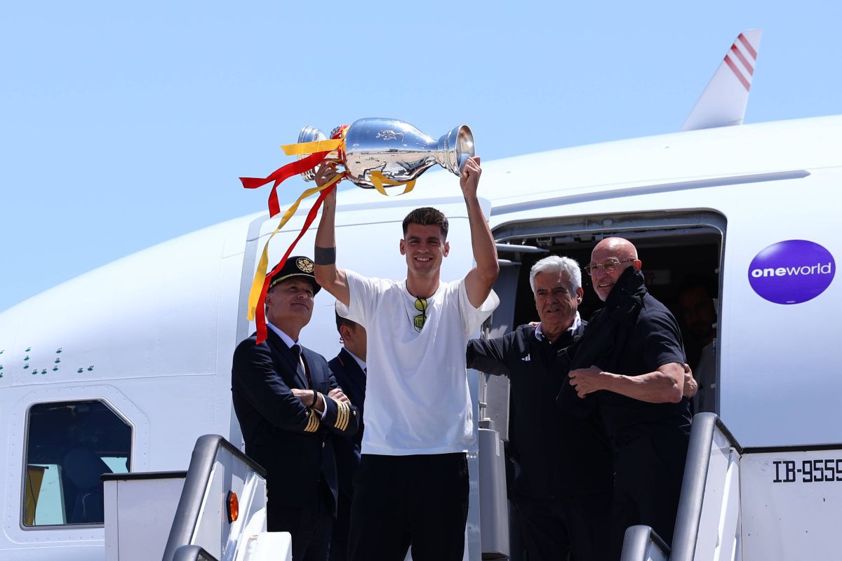 Petrecerea spaniolilor în avionul spre Madrid