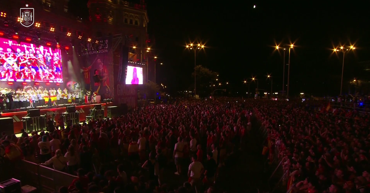 Fiesta! Spania, în sărbătoare » Primire de vis la Madrid a campionilor europeni: imagini copleșitoare cu jucătorii și fanii în Plaza Cibeles. Jumătate de milion de persoane i-au sărbătorit pe străzi pe campioni!