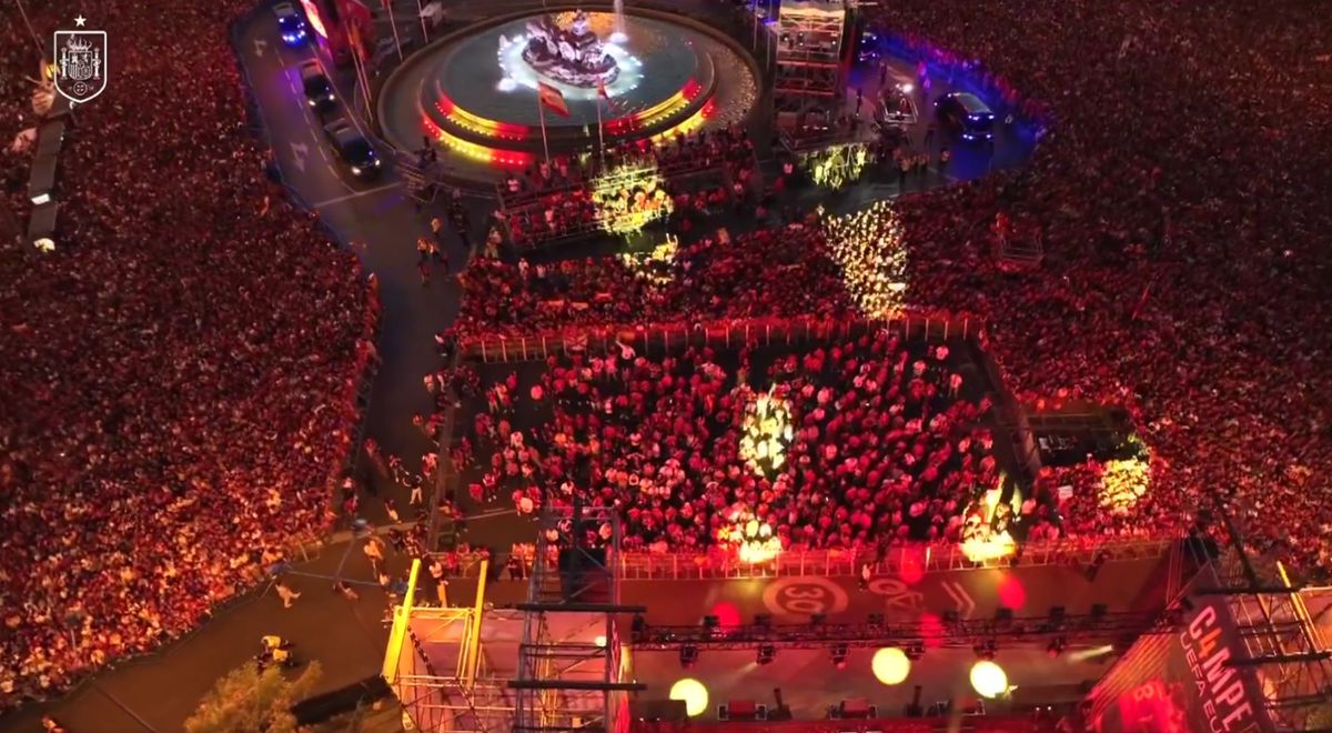 Fiesta! Spania, în sărbătoare » Primire de vis la Madrid a campionilor europeni: imagini copleșitoare cu jucătorii și fanii în Plaza Cibeles. Jumătate de milion de persoane i-au sărbătorit pe străzi pe campioni!