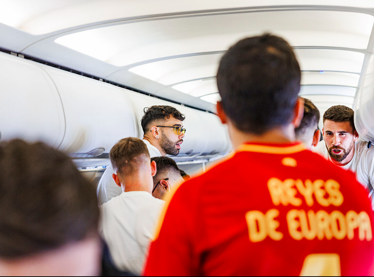 Petrecerea spaniolilor în avionul spre Madrid