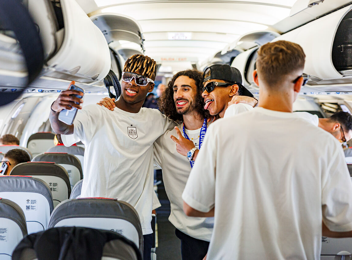 Petrecerea spaniolilor în avionul spre Madrid